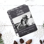 Tarjeta Festiva Elegante guión mínimo de Navidades de Chalkboard<br><div class="desc">Tarjeta de Navidades de fotos minimalista y elegante con guión de navidad y de alegría en la parte trasera del tablero de cromos negro. Arte y diseño por Katalin Bator-Hos @BHKatti</div>