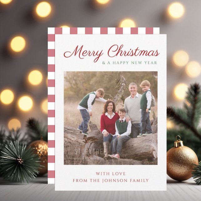 Tarjeta Festiva Elegante guión moderno Navidades de plástico rojo (Elegant Modern Script Red Plaid Christmas Photo Holiday Card)