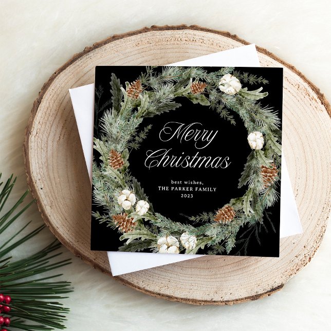Tarjeta Festiva Elegante guirnalda de pino y vegetación | Feliz Na (An elegant, dark black holiday card with a traditional Christmas wreath and modern calligraphy)