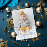 Tarjeta Festiva Elegante Mano Azul Marcado Feliz Foto Hanukkah<br><div class="desc">Leyenda mano "Happy Hanukkah" sobre la foto con el respaldo opcional con el texto. Añade tu propia foto al fondo si lo deseas.</div>