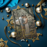 Tarjeta Festiva Elegante Mano de Oro Leída Happy Hanukkah Photo<br><div class="desc">Leyenda mano "Happy Hanukkah" sobre la foto con el respaldo opcional con el texto. Añade tu propia foto al fondo si lo deseas.</div>