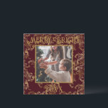 Tarjeta Festiva Elegante Merry y foto brillante Red Gold Vintage<br><div class="desc">Elegante color rojo vintage con brocado dorado tipografía merry & Bright. Un hermoso diseño brocado angustiado con tu foto favorita en el centro. Personalice su mensaje y nombre en el reverso. La tarjeta de felicitación perfecta para las vacaciones.</div>