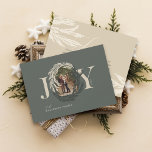 Tarjeta Festiva Elegante minimalista Joy Winter Garland Photo Wrea<br><div class="desc">Disfrute de la alegría de la temporada de vacaciones con nuestra tarjeta de vacaciones de Navidades de guirnaldas de invierno. Nuestra tarjeta personalizada presenta nuestro diseño de guirnaldas de invierno dibujado a mano con su foto colocada en el medio de la corona en forma de arco. Personalizar con firma familiar...</div>