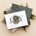 Tarjeta Festiva Elegante minimalista Joy Winter Garland Photo Wrea<br><div class="desc">Disfrute de la alegría de la temporada de vacaciones con nuestra tarjeta de vacaciones de Navidades de guirnaldas de invierno. Nuestra tarjeta personalizada presenta nuestro diseño de guirnaldas de invierno dibujado a mano con su foto colocada en el medio de la corona en forma de arco. Personalizar con firma familiar...</div>