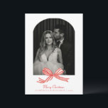 Tarjeta Festiva Elegante Navidades de fotografía de Coquette Red B<br><div class="desc">Celebra tu primera temporada de vacaciones en pareja casada con esta elegante tarjeta de Navidades Bodas Red Bow. Con un hermoso diseño de arco de cinta roja, esta tarjeta personalizada le da un toque festivo a su foto boda favorita. Perfecto para recién casados o parejas que deseen compartir sus saludos...</div>