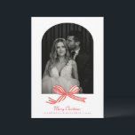 Tarjeta Festiva Elegante Navidades de fotografía de Coquette Red B<br><div class="desc">Celebra tu primera temporada de vacaciones en pareja casada con esta elegante tarjeta de Navidades Bodas Red Bow. Con un hermoso diseño de arco de cinta roja, esta tarjeta personalizada le da un toque festivo a su foto boda favorita. Perfecto para recién casados o parejas que deseen compartir sus saludos...</div>