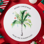 Tarjeta Festiva Elegante Palm Tree Navidades familiares modernos<br><div class="desc">Trae alegría tropical a tus saludos de vacaciones con este diseño único de tarjetas de Navidades con una magnífica palmera adornada con luces de colores, adornos festivos y baubles. El diseño tipográfico limpio y contemporáneo permite personalizar fácilmente tu mensaje y tus buenos deseos, mientras que el contraste lúdico entre la...</div>