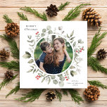 Tarjeta Festiva Elegante plaza Wreath Photo de la vegetación de in<br><div class="desc">Esta elegante y festiva tarjeta fotográfica navideña cuenta con una hermosa corona acuática de holly, eucalipto y bayas sobre un fondo blanco clásico. La foto cortada es redonda. El saludo editable al frente dice "Feliz Navidad". La parte trasera de la tarjeta es de color rojo festivo. También puede agregar otra...</div>