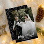 Tarjeta Festiva Elegante, Simple Merry Y Casada Con Novedades<br><div class="desc">Una elegante tarjeta de vacaciones de Navidades recién casados de moda. Eso muestra una caligrafía caprichosa de alegre y casada y bajo ella feliz Navidad. Con nombres de personalizable. Y en la parte posterior de la tarjeta tenemos un patrón moderno en blanco y negro. Y como ven esta carta es...</div>