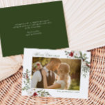 Tarjeta Festiva Elegante vegetación de invierno<br><div class="desc">Difunde alegría por las vacaciones con esta tarjeta de Navidades fotográficos que presenta un diseño de cuadros de Navidades acuáticos con vegetación de Poinsettia,  bayas de Navidades y rosas blancas.</div>