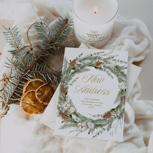 Tarjeta Festiva Elegante Wreath Pine | Nueva dirección de oro de l (An elegant moving announcement for Christmas with a traditional green pine wreath)