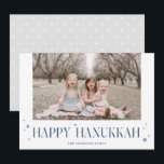 Tarjeta Festiva Elegante y moderno foto de Hanukkah<br><div class="desc">Envíe los deseos de Hanukkah a su familia y amigos con esta tarjeta de foto minimalista. Una foto en la parte delantera y estelar en la parte trasera,  están acompañadas de una tipografía elegante y un motivo estelar. El estilo moderno y minimalista hará que las fotos familiares brillen.</div>