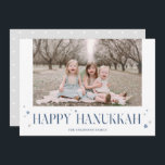 Tarjeta Festiva Elegante y moderno foto de Hanukkah<br><div class="desc">Envíe los deseos de Hanukkah a su familia y amigos con esta tarjeta de foto minimalista. Una foto en la parte delantera y estelar en la parte trasera,  están acompañadas de una tipografía elegante y un motivo estelar. El estilo moderno y minimalista hará que las fotos familiares brillen.</div>