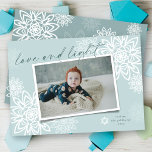 Tarjeta Festiva Elegantes Copos De Nieve Amor Y Luz Foto De Hanukk<br><div class="desc">Elegantes Copos De Invierno Blancos Flores De Nieve 'Amor Y Luz' En Escritura A Mano, Tarjeta Fotográfica Hanukkah. El guión de escritura a mano y el fondo se pueden cambiar a cualquier color que elija. Obra de arte diseñada / original por fat*fa*tin. Fácil de personalizar con tu propio mensaje de...</div>