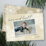 Tarjeta Festiva Elegantes Copos De Nieve Amor Y Luz Hanukkah Foto<br><div class="desc">Elegantes Copos De Invierno Blancos Flores De Nieve 'Amor Y Luz' En Escritura A Mano, Tarjeta Fotográfica Hanukkah. El guión de escritura a mano y el fondo se pueden cambiar a cualquier color que elija. Obra de arte diseñada / original por fat*fa*tin. Fácil de personalizar con tu propio mensaje de...</div>