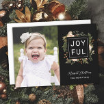 Tarjeta Festiva Elegantes Florals de Invierno | Joyful Photo Navid<br><div class="desc">Envíe elegantes tarjetas fotográficas de vacaciones a amigos y familiares con esta tarjeta plana fotográfica. El diseño floral está pintado a mano en verde oliva oscuro, naranja quemado en terracota, marfil y melocotón sobre un fondo negro (el color de fondo se puede personalizar si se desea). La parte posterior contiene...</div>