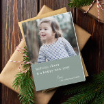Tarjeta Festiva Elegantes Navidades Cheer | Moda de fotografía ver<br><div class="desc">Tarjeta fotográfica plegada simple, elegante y elegante con moderna tipografía minimalista cita "alegría navideña y un feliz año nuevo" en blanco sobre un fondo verde sabio del bosque grisáceo. El nombre, el año y el saludo se pueden personalizar fácilmente para un toque personal. Una carta de navidades sofisticada, minimalista y...</div>