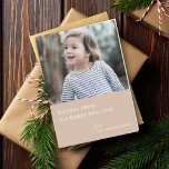 Tarjeta Festiva Elegantes Navidades Cheer | Moda fotográfica de Ta<br><div class="desc">Tarjeta fotográfica plegada sencilla, elegante y de diseño con tipografía minimalista moderna que cita "alegría navideña y un feliz año nuevo" en blanco sobre un fondo marrón marrón de arcilla tenue. El nombre, el año y el saludo se pueden personalizar fácilmente para un toque personal. Una carta de navidades sofisticada,...</div>