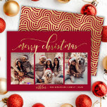 Tarjeta Festiva Elegantes Navidades de fotos de guiones rojos y do<br><div class="desc">Elegante guión moderno rojo y dorado 3 Collages de fotos Tarjeta navideña de Feliz Navidad. Esta célebre tarjeta navideña presenta un elegante collage de tres fotos con un caprichoso saludo de ‘Feliz Navidad’ con elegante caligrafía con letras a mano. El texto se muestra en un guión falso de broche dorado...</div>