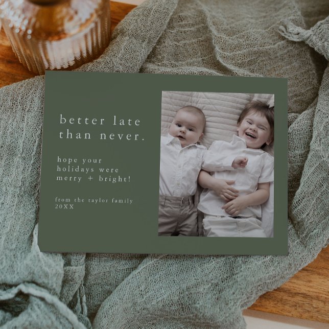 Tarjeta Festiva EMELIA Green New Years Foto Navidades graciosos ta (EMELIA Green New Years Photo Late Funny Christmas Holiday Card)