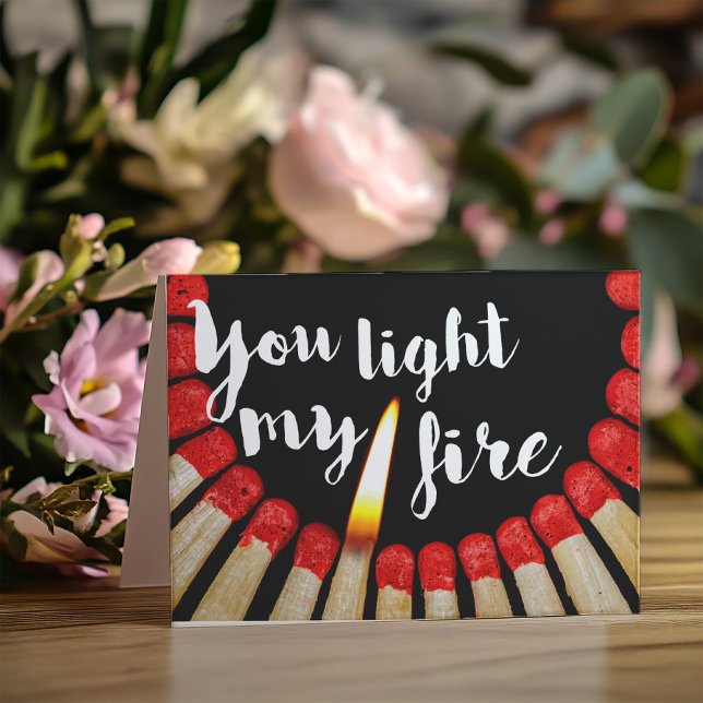 Tarjeta Festiva Encienden mis San Valentín románticos de fuego (Visually impressive, a sexy yet romantic card featuring matches with luxurious red tops.)