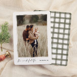 Tarjeta Festiva Es una vida maravillosa | Foto de Navidades elegan<br><div class="desc">Captura la magia de la temporada con esta elegante tarjeta de fotos de Navidad. La foto de tu retrato está enmarcada por un borde blanco pintado a mano con bordes ásperos y artísticos, dándole un aspecto único y artesanal. Debajo de la foto, "Es una vida maravillosa" está escrito en letras...</div>