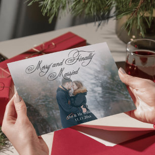 Tarjeta Festiva escritura romántica alegre y foto de recién casado