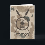 Tarjeta Festiva Escudo De Macabetes Y Láminas Desérticas<br><div class="desc">Representación de un escudo de un Macabee y dos lanzas sobre un fondo de camo desértico. El escudo está adornado por un león y el texto que dice "Yisrael" (Israel) en el alfabeto paleo-hebreo. También aparece texto en hebreo que dice "Maccabee". Añade tu propio texto adicional. Los macabros eran rebeldes...</div>
