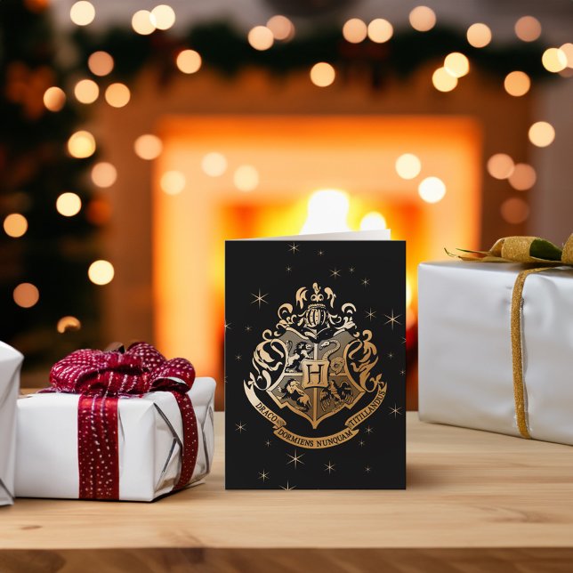 Tarjeta Festiva ESCUDO dorado de HOGWARTS™ (Card on table)
