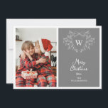 Tarjeta Festiva Escudo moderno con clase gris y blanco 2 fotos<br><div class="desc">Los Navidades se alegran con esta elegante y moderna tarjeta de bienvenida de Navidades con un diseño de mistletoe de línea blanca enmarcando a un escudo clásico fácilmente personalizable con sus iniciales sobre un fondo gris moderno. Añade uno de tus retratos familiares favoritos a la izquierda de esta tarjeta de...</div>