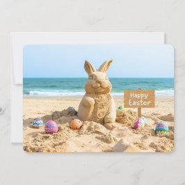 Tarjeta Festiva Escultura de arena del conejo de Pascua en la play