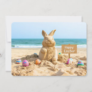 Tarjeta Festiva Escultura de arena del conejo de Pascua en la play