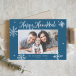 Tarjeta Festiva Espectaculares copas de nieve azul Happy Hanukkah<br><div class="desc">¡Feliz Hanukkah! Envíe cálidos deseos a la familia y amigos con esta caprichosa tarjeta Hanukkah. Cuenta con copos de nieve extravagantes y caligrafía moderna. Personalice esta foto de la tarjeta Hanukkah añadiendo sus detalles. Esta tarjeta de fotos de los copos de nieve de Hanukkah está disponible en otros colores y...</div>