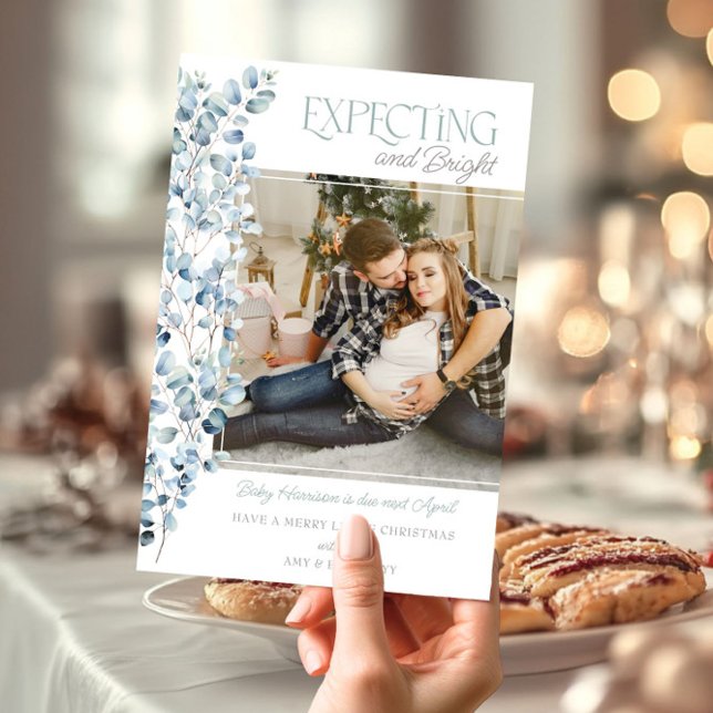 Tarjeta Festiva Esperanza y luminosidad de un embarazo fotográfico (Expecting and Bright Christmas Card Pregnancy Announcement by Darling & May)