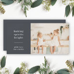 Tarjeta Festiva Espíritus de hormigón brillante | Moderna y elegan<br><div class="desc">Elegante tarjeta de felicitación plana con fotografía de horneado de vacaciones con una tipografía clásica que dice "aguardiente de hornear brillante" con una línea divisoria y nombre familiar en blanco. El diseño presenta un color gris azulado negro de carbón vegetal. La foto, el saludo y el nombre se pueden personalizar...</div>