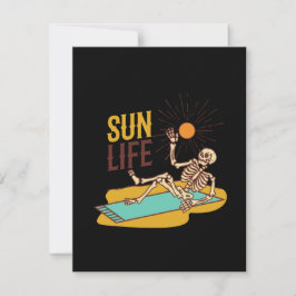 Tarjeta Festiva Esqueleto al sol relajándose al sol