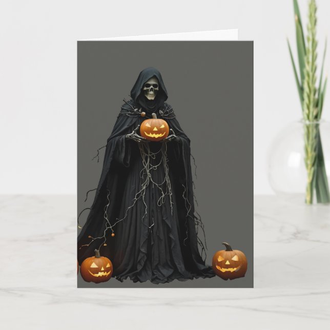 Tarjeta Festiva Esqueleto de Halloween con capa con capucha negra  (Anverso)