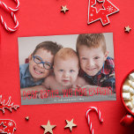 Tarjeta Festiva Estimado Papá Noel, podemos explicar la divertida<br><div class="desc">Esta linda tarjeta de fotos de vacaciones incluye una foto con todo el color (al borde) y un gracioso saludo en rojo que dice "Querido Santa, podemos explicarlo". Este diseño se adapta a una sola foto horizontal en la parte delantera. La parte posterior de la tarjeta es un patrón clásico...</div>