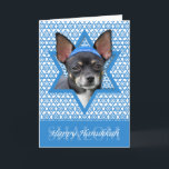 Tarjeta Festiva Estrella de Jánuca de David - chihuahua<br><div class="desc">Qué podría hacer decir Jánuca feliz más diversión que teniendo este perro de la chihuahua el llevar de un Yamaka rodeado por la estrella de David. Este diseño caprichoso del día de fiesta estará seguro de encantar a sus amigos y familia así como otros amantes del perro. Este diseño está...</div>