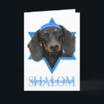Tarjeta Festiva Estrella de Jánuca de David - Dachshund - Winston<br><div class="desc">Qué podría hacer decir Jánuca feliz más diversión que teniendo este perro del Dachshund el llevar de un Yamaka rodeado por la estrella de David. Este diseño caprichoso del día de fiesta estará seguro de encantar a sus amigos y familia así como otros amantes del perro. Este diseño está disponible...</div>