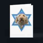 Tarjeta Festiva Estrella de Jánuca de David - GoldenDoodle<br><div class="desc">Qué podría hacer decir Jánuca feliz más diversión que teniendo este perro de GoldenDoodle el llevar de un Yamaka rodeado por la estrella de David. Este diseño caprichoso del día de fiesta estará seguro de encantar a sus amigos y familia así como otros amantes del perro. Este diseño está disponible...</div>