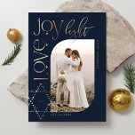 Tarjeta Festiva Estrella de la luz de la alegría del amor de David<br><div class="desc">Elegante tarjeta de fotos de Hanukkah con un elegante diseño de tipografía "Love Joy Light" en oro falso envuelto alrededor de un marco fotográfico de arco. Las estrellas doradas espumosas crean la estrella de David. En el reverso se ve una elegante estrella estremecedora de un patrón de David. Obra de...</div>