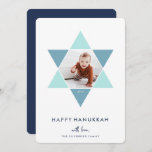 Tarjeta Festiva Estrella del Mosaico | Foto de Hanukkah<br><div class="desc">La elegante y moderna tarjeta de fotos de Hanukkah cuenta con una foto favorita dentro de una Estrella de David acentuada con brillantes tonos azules para un único efecto mosaico, sobre un fondo blanco. "Hanukkah feliz" aparece debajo de las letras blancas modernas y limpias. Personalice sus nombres en la parte...</div>