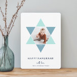 Tarjeta Festiva Estrella del Mosaico | Foto de Hanukkah<br><div class="desc">La elegante y moderna tarjeta de fotos de Hanukkah cuenta con una foto favorita dentro de una Estrella de David acentuada con brillantes tonos azules para un único efecto mosaico, sobre un fondo blanco. "Hanukkah feliz" aparece debajo de las letras blancas modernas y limpias. Personalice sus nombres en la parte...</div>