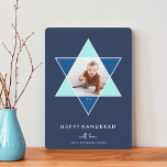 Tarjeta Festiva Estrella del Mosaico | Foto de Hanukkah<br><div class="desc">La elegante y moderna tarjeta de fotos de Hanukkah cuenta con una foto favorita dentro de una Estrella de David acentuada con brillantes tonos azules para un único efecto mosaico, en un rico fondo naval. "Hanukkah feliz" aparece debajo de las letras blancas modernas y limpias. Personalice sus nombres en la...</div>