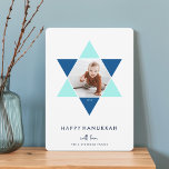 Tarjeta Festiva Estrella del Mosaico | Hanukkah Photo Holiday<br><div class="desc">La elegante y moderna tarjeta de fotos de Hanukkah cuenta con una foto favorita dentro de una Estrella de David acentuada con brillantes tonos azules para un único efecto mosaico, sobre un fondo blanco. "Hanukkah feliz" aparece debajo de las letras blancas modernas y limpias. Personalice sus nombres en la parte...</div>
