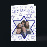 Tarjeta Festiva Estrella divertida festiva de David Photo Frame Ha<br><div class="desc">Esta tarjeta de diversión es una manera maravillosa de desear a sus amigos y familiares un Hanukkah feliz. Presenta un diseño festivo con una Estrella de David que en realidad es un marco fotográfico donde se puede subir una imagen. En el fondo, un sinfín de estrellas de David se asemejan...</div>