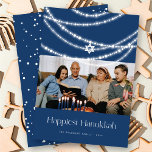 Tarjeta Festiva Estrella Elegante Con Luces Espumosas Hanukkah Fot<br><div class="desc">Estilosas corrientes de luces festivas brillantes, mágicas y blancas brillantes sobre un fondo azul oscuro decoran esta original y única tarjeta de vacaciones con fotos de Hanukkah. En el centro cuelga una sola estrella de adorno de david. Obra de arte diseñada / original por fat*fa*tin. Fácil de personalizar con su...</div>