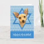 Tarjeta Festiva Estrella Hanukkah de David - Chihuahua<br><div class="desc">Lo que podría hacer que decir Feliz Hanukkah sea más divertido que tener a este Perro Chihuahua usando un Yamaka rodeado por la Estrella de David. Este maravilloso diseño navideño hará las delicias de tus amigos y familiares, así como de otros amantes del perro. Este diseño está disponible en más...</div>