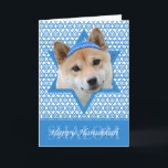 Tarjeta Festiva Estrella Hanukkah de David - Shiba Inu<br><div class="desc">Lo que podría hacer que decir Feliz Hanukkah sea más divertido que tener a este Perro Shiba Inu usando un Yamaka rodeado por la Estrella de David. Este maravilloso diseño navideño hará las delicias de tus amigos y familiares, así como de otros amantes de los animales. Este diseño está disponible...</div>